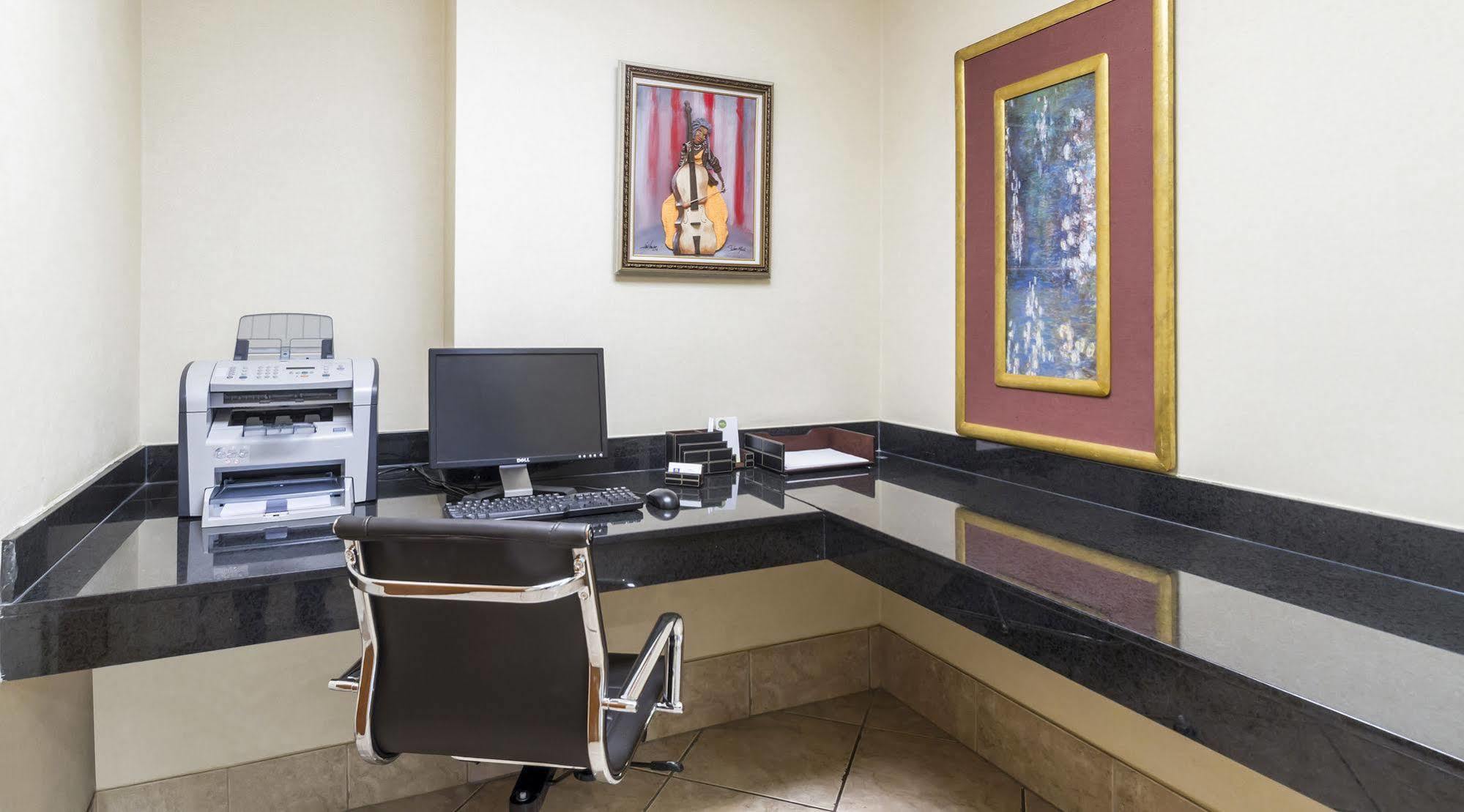 Fairfield & By Marriott West/mark Center 3*