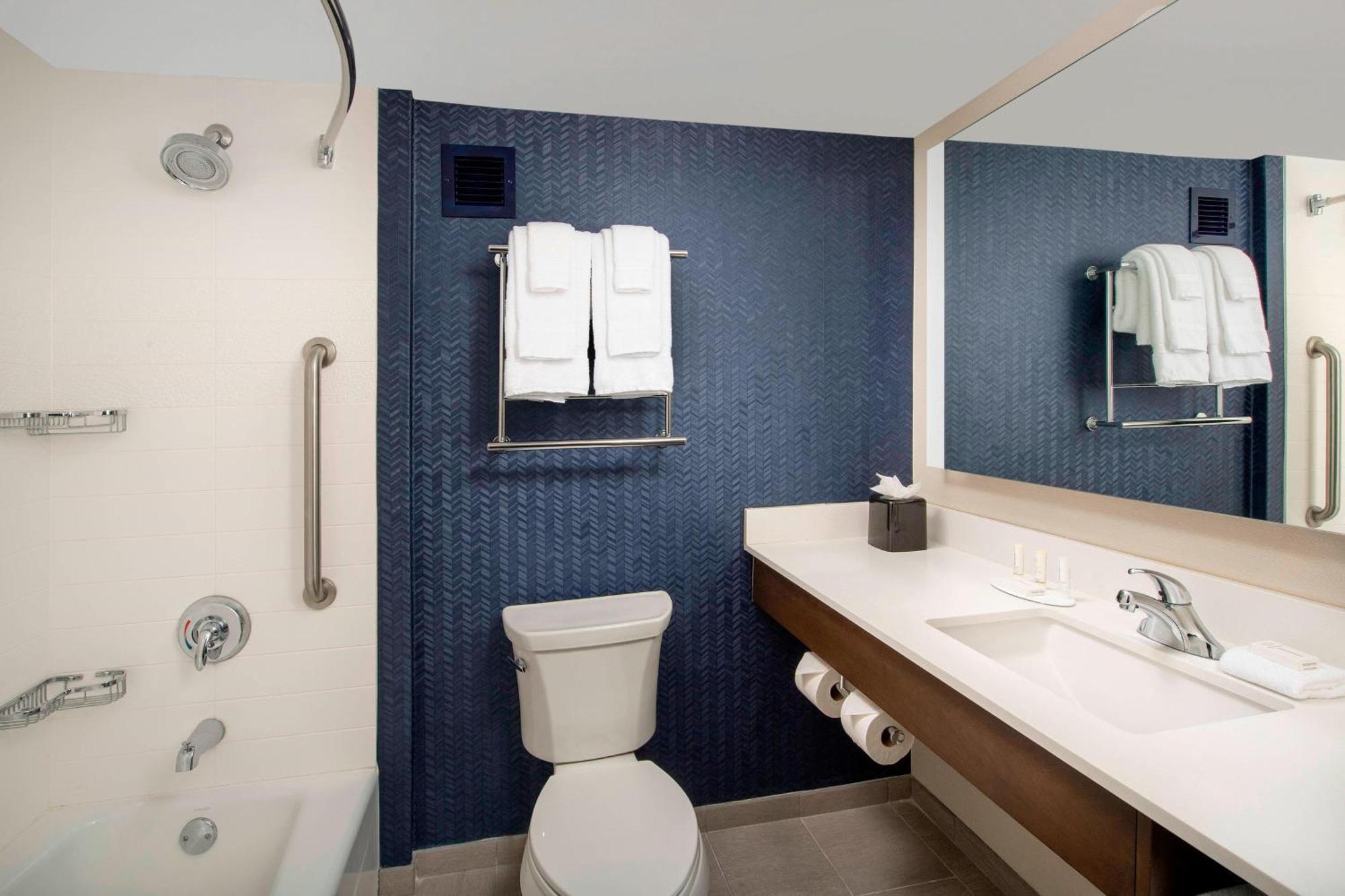 Fairfield & By Marriott West/mark Center 3*