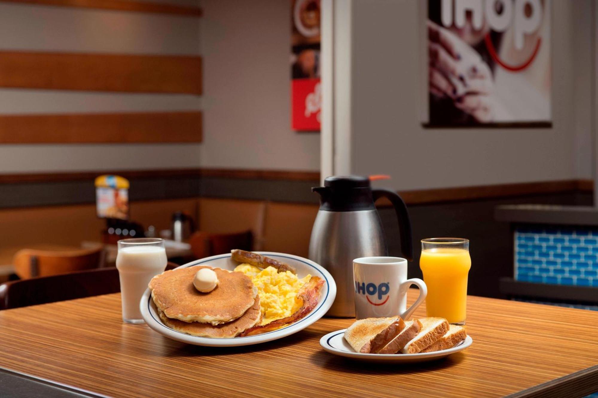 Hotel Fairfield & By Marriott West/mark Center 3*